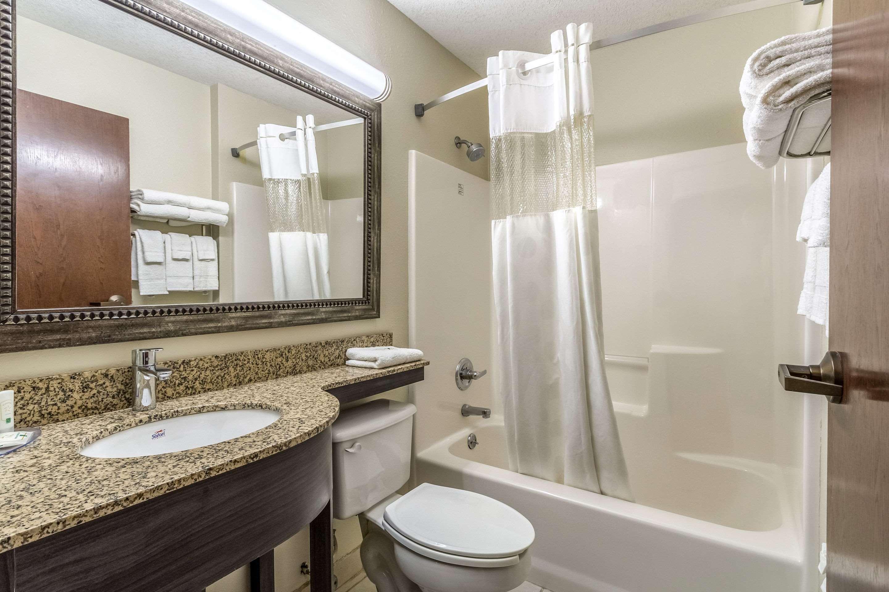 Quality Inn & Suites North Lima - Boardman Bagian luar foto